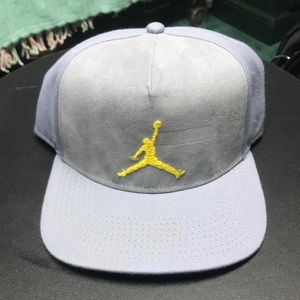Jordan hat, light blue/yellow jumpman logo